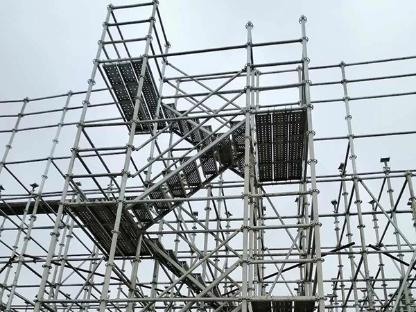 沈阳脚手架外置楼梯搭建:安全与效率的完美结合 沈阳脚手架外置楼梯搭建:安全与效率的完美结合