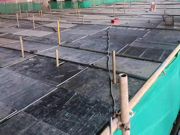 为什么要在沈阳脚手架的地面上铺设木板:安全、舒适与效率的双重保障 为什么要在沈阳脚手架的地面上铺设木板:安全、舒适与效率的双重保障